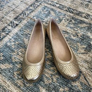 New in box Vionic Anita gold leather flat size 6.5